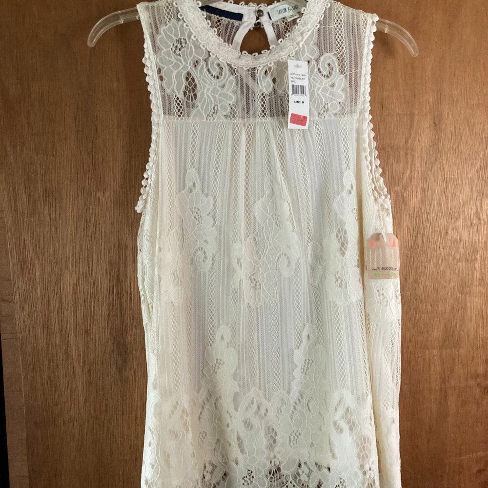 TAYLOR & SAGE SIZE M OFF-WHITE SLEEVELSS LACE TUNIC TOP